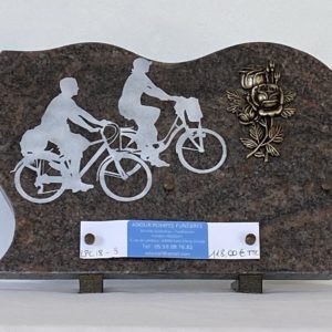 Plaque ornée d'une rose et gravée cyclistes d'un Réf LPC 18 - 5