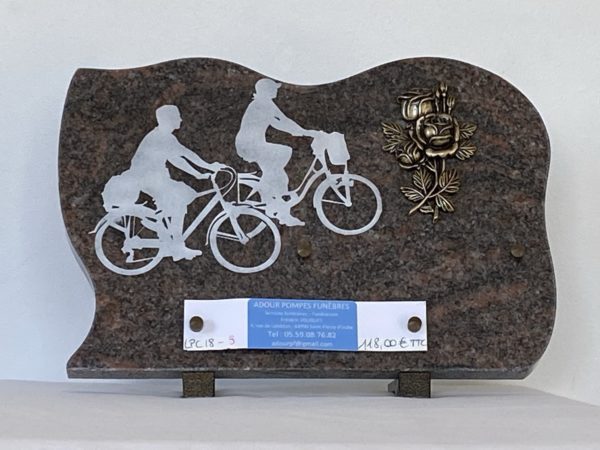 Plaque ornée d'une rose et gravée cyclistes d'un Réf LPC 18 - 5