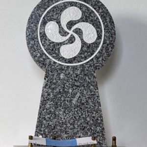 Plaque gravée d'une croix basque - REF STCB