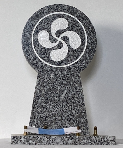 Plaque gravée d'une croix basque - REF STCB