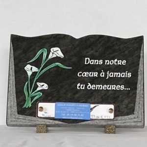 Plaque en forme de livre, décorée d'arums et d'une citation - REF - PL10 - 4