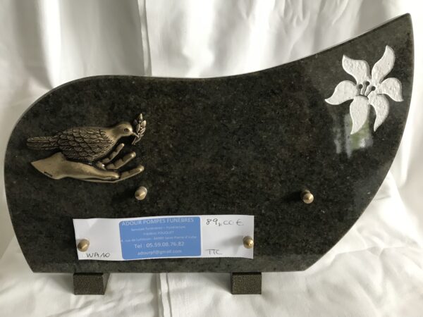 Plaque en granit ornée d'une colombe et gravée d'une fleur - WA10